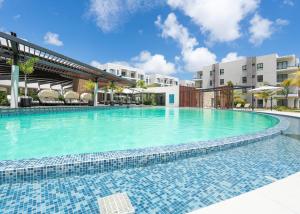 Modern apartment, on-site pool