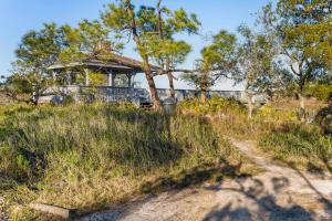 Sunset Breeze Marsh View Treehouse Retreat
