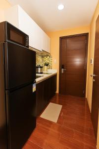 Sunlit Makati Haven Cozy 1BR Gym Pool 1703