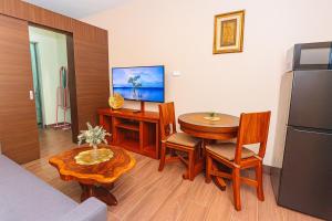 Sunlit Makati Haven Cozy 1BR Gym Pool 1703