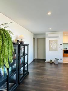 CBD Penthouse Retreat - Stunning Ocean & City View