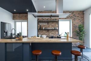 5 min walk to Sea & Tram