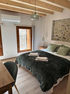 Maisons de vacances Gite plein de charme avec ses poutres apparentes , ses pierres et son jacuzzi exterieur : photos des chambres