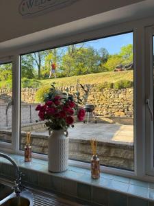 Canalside Fantastic location with off road parking