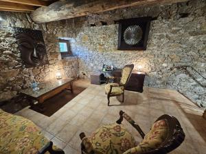 B&B / Chambres d'hotes Le Moulin du Temps -chambres et lounge bar au bord de la riviere : photos des chambres