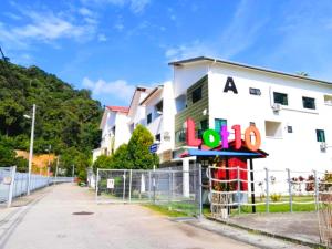 Pangkor Island Pool View Studio 2 Queen Beds 2 Min Walk to the Beach Free WiFi & Parking