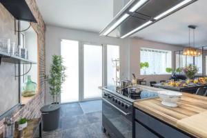 5 min walk to Sea & Tram