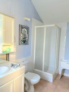 Quiet house close to shops and beaches