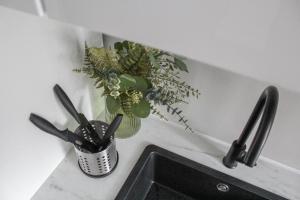 Modern 1BR Flat - Great Location