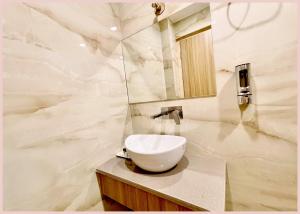 HOTEL PREMIUM OM # Villa - INN Near Shri Nagar Park and Kashi Vishwanath Temple - Fully Air conditioned Room - A Top and Best Hotel In Varanasi