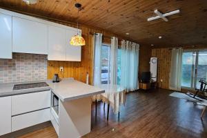 White Mountain Lodge in the Forest