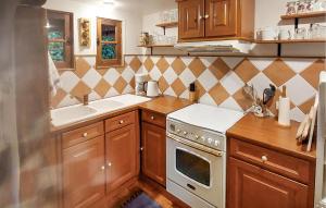 Maisons de vacances Awesome Home In Sainte-Opportune La Ma : photos des chambres