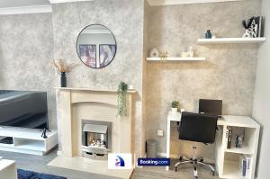 Spacious 3 BDR By Avalora Short Lets & Serviced Accommodation Queensway With Big Garden, Near Train Station, Airport & Large Driveway