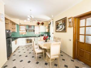 Spacious 2 Bedroom Apartment City Center by LunaSol