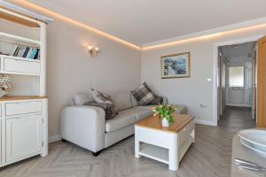 9 Strandways - Sea Views Parking Beach Access