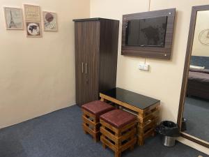 Traveling Theme Based Room Near Vishvanath Temple