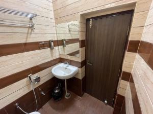 Traveling Theme Based Room Near Vishvanath Temple