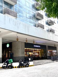 staycation near manila airport across NAIA terminal 3,13 min drive to terminal 2 and 1, Vexy Condotel located at 101 newport manila