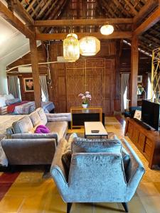 VILLACANTIK Yogyakarta TripleBed for 6 Persons