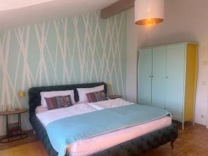 Villenzimmer mit eigenem Bad, Kunst und Aussicht