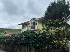 Villenzimmer mit eigenem Bad, Kunst und Aussicht