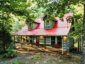Cozy Hilltop Cabin with Hot Tub & Forest Views