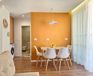 Bohemian Apt, Beachfront & Family Friendly - by BETA Premium