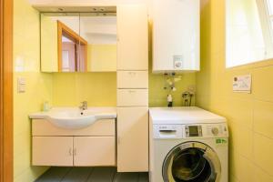 Central, calm Oasis with private parking