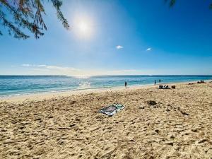 Modern and Luxury 3 bedroom apartment Steps from the beach