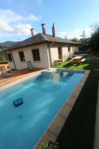 Maisons de vacances Maison L-Impasse, spa exterieur, cheminee et piscine chauffee l-ete : photos des chambres
