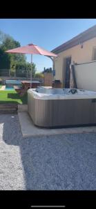 LImpasse 2-6 personnes, spa, cheminée et piscine en été