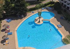 Blick aufs Meer See Berge &Pool