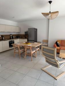 Appartements La Datcha - New T3 with balcony & parking near train station : photos des chambres