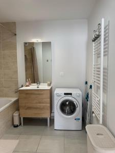 Appartements La Datcha - New T3 with balcony & parking near train station : photos des chambres