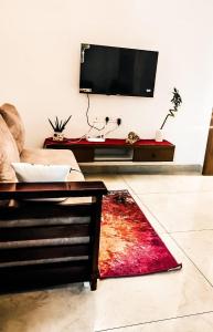 VERY Posh FF 2BHK - Heart of Py -2KM to Main Beach