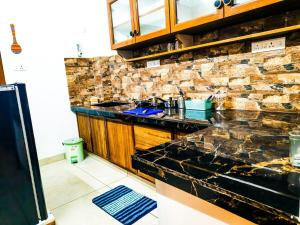 VERY Posh FF 2BHK - Heart of Py -2KM to Main Beach