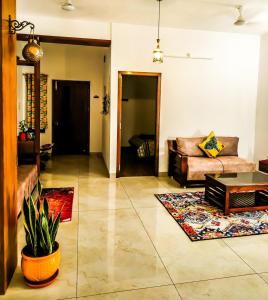 VERY Posh FF 2BHK - Heart of Py -2KM to Main Beach