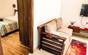 VERY Posh FF 2BHK - Heart of Py -2KM to Main Beach