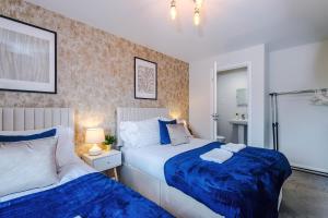 3 BDR 3 WC - Lux Stay- Walk to Airport & JLR Halewood-Speke Boulevard - Driveway Parking 6 Beds Sleeps 9- Liverpool Waters-Docks- Bank Arena- Regular Work Stays Available - Samina -ARZ Stays