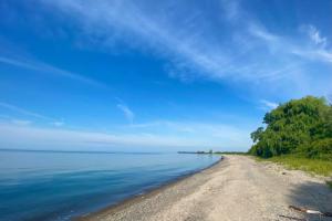 Grand Waterfront Retreat under 1hr from Toronto