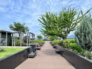 Grand 2-Bedroom Condo with Pool