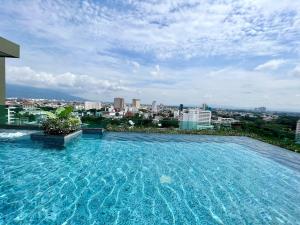 Grand 2-Bedroom Condo with Pool
