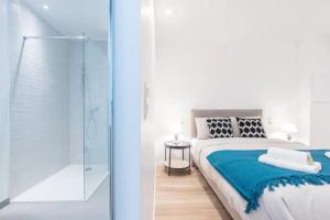 5 min walk to Sea & Tram