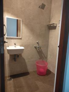 VERY Posh SF 2BHK - Heart of Py- 2KM to main beach JOY