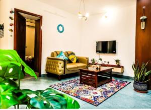 VERY Posh SF 2BHK - Heart of Py- 2KM to main beach JOY