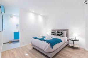 5 min walk to Sea & Tram