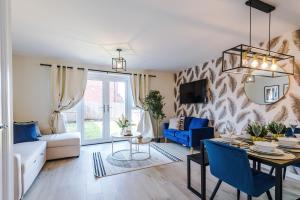 NR Airport and JLR Halewood Speke Industrial Area- 3 BDR - 5 Beds - 2 Bath Stunning Equipped Home 2 Driveway- Regular Work and Relocation Stays Welcome - M62 M57 Widnes Warrington Nearby - By Samina ARZ Stays