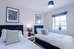 3 BDR 3 WC - Lux Stay- Walk to Airport & JLR Halewood-Speke Boulevard - Driveway Parking 6 Beds Sleeps 9- Liverpool Waters-Docks- Bank Arena- Regular Work Stays Available - Samina -ARZ Stays