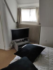 Zit slaapkamer op de 2e etage in een rietgedekte villa met gedeelde douche en keuken