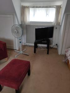 Zit slaapkamer op de 2e etage in een rietgedekte villa met gedeelde douche en keuken